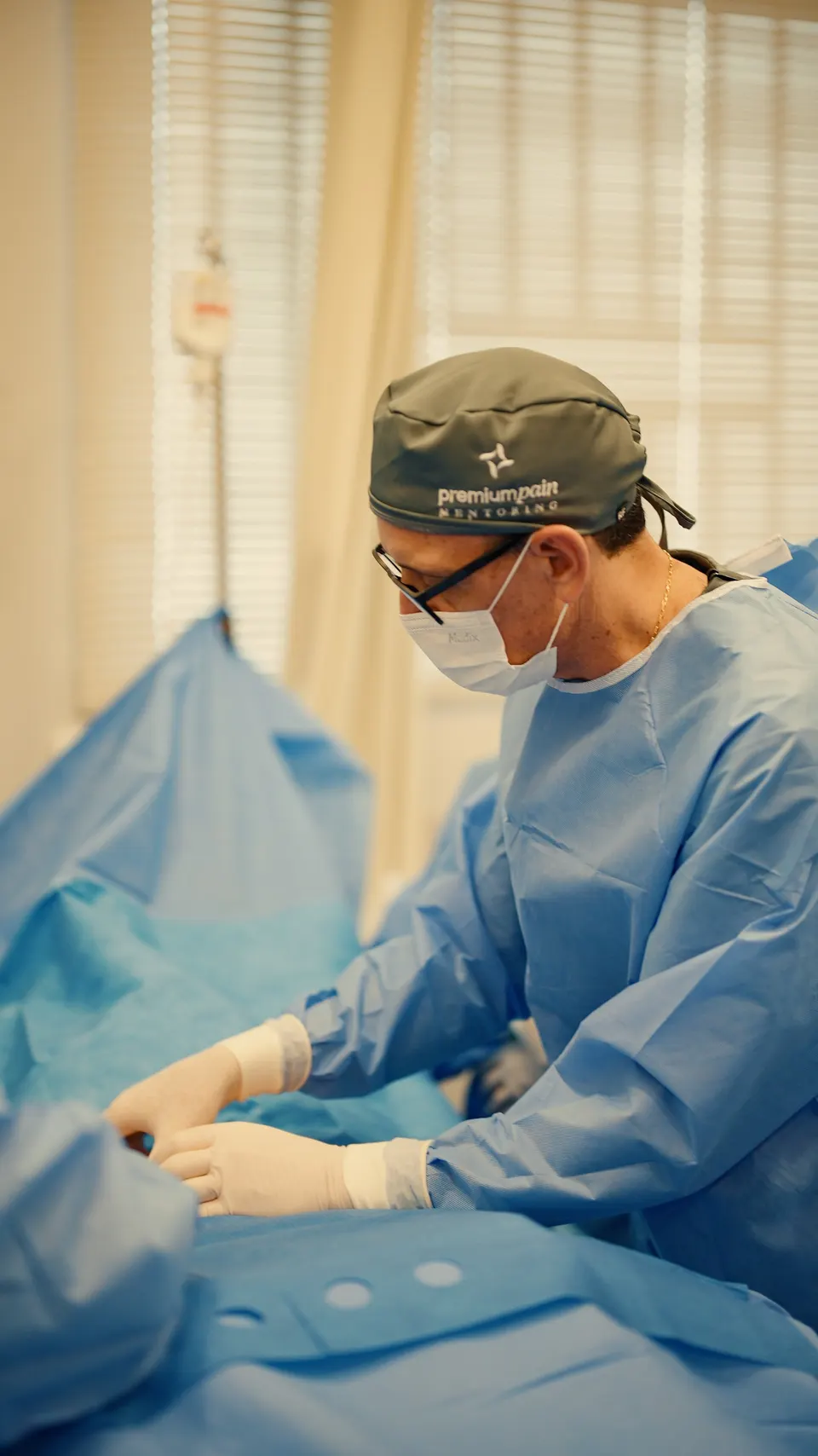 Médico paramentado durante procedimento supervisionado