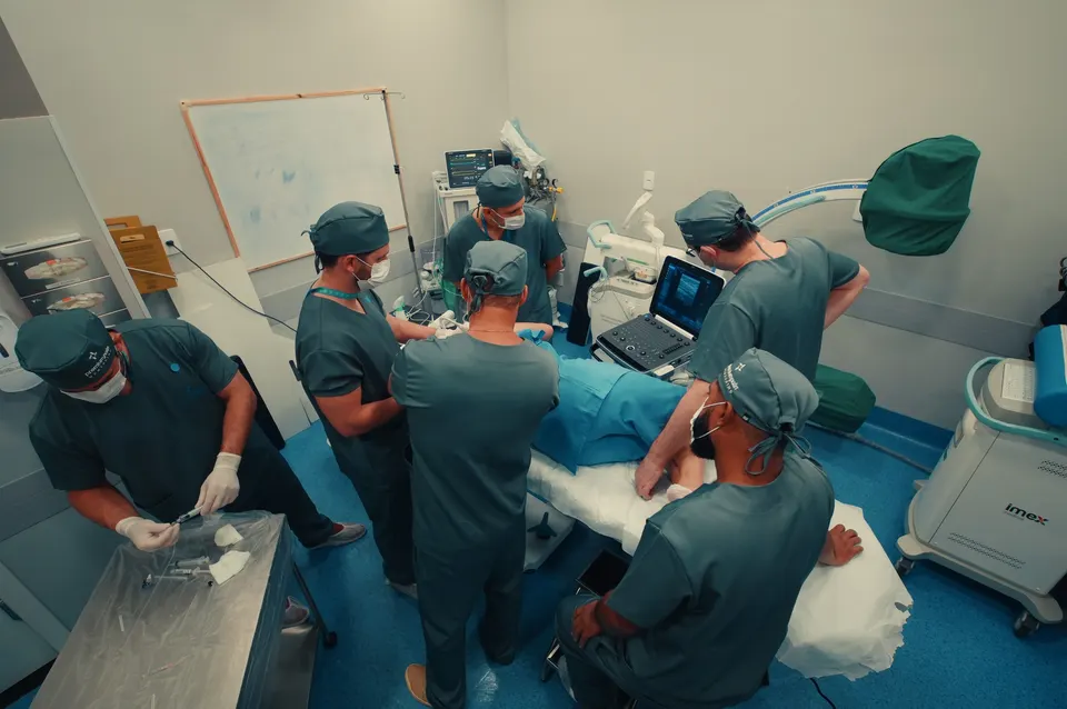 Equipe de médicos trabalhando junta na sala de procedimentos